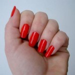 nagels verzorgen door ze te vijlen en te masseren