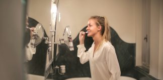 Meeste mensen poetsen tanden verkeerd vrouw tanden poetsen