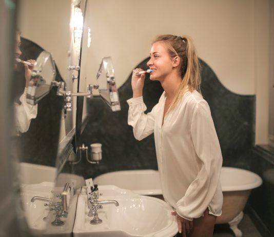 Meeste mensen poetsen tanden verkeerd vrouw tanden poetsen
