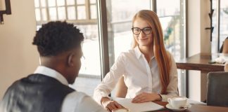 Solliciteren tijdens de coronacrisis sollicitatiegesprek man en vrouw