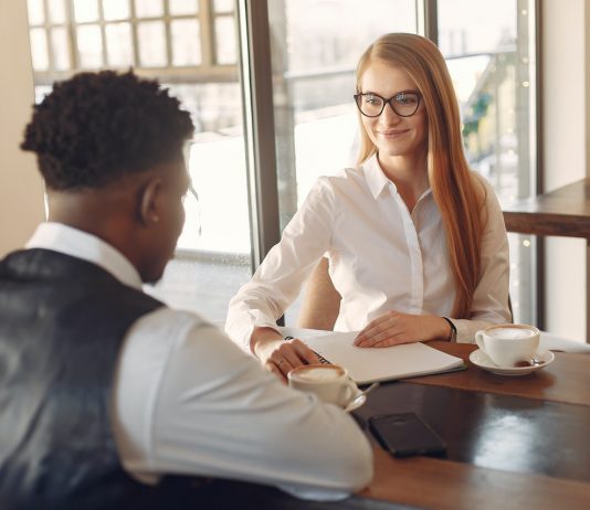 Solliciteren tijdens de coronacrisis sollicitatiegesprek man en vrouw