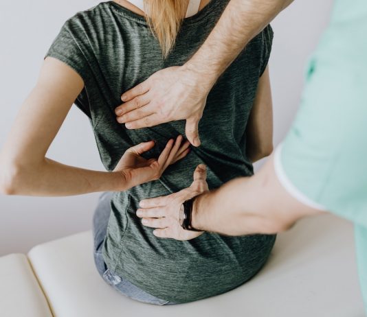 Iedereen heeft andere zorg nodig, welke zorg heb jij het meeste nodig? vrouw die behandeld wordt door een arts