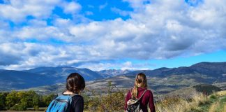 Loop jezelf fit deze zomer 2 vrouwen aan het wandelen in de bergen
