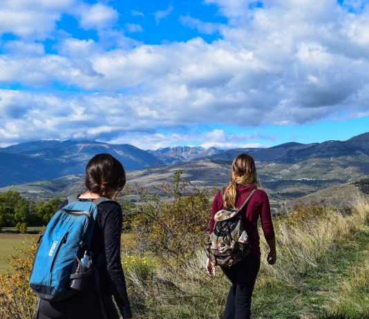 Loop jezelf fit deze zomer 2 vrouwen aan het wandelen in de bergen