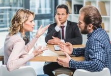 Hulp van een advocaat familierecht bij problemen in je privé-situatie echtpaar ruziemakend bij de advocaat