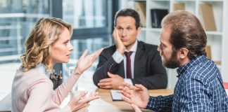 Hulp van een advocaat familierecht bij problemen in je privé-situatie echtpaar ruziemakend bij de advocaat