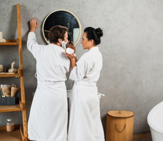 Je alledaagse verzorging net wat specialer maken dagelijkse verzorging man en vrouw