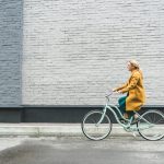 5 redenen om in 2022 vaker de fiets te pakken vrouw op de fiets in de stad