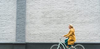 5 redenen om in 2022 vaker de fiets te pakken vrouw op de fiets in de stad