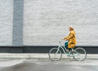 5 redenen om in 2022 vaker de fiets te pakken vrouw op de fiets in de stad