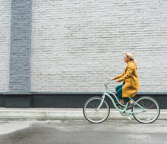 5 redenen om in 2022 vaker de fiets te pakken vrouw op de fiets in de stad