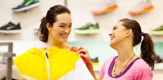 Dit zijn essentiële sport kledingstukken! 2 vrouwen aan het winkelen