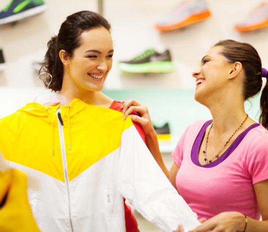 Dit zijn essentiële sport kledingstukken! 2 vrouwen aan het winkelen