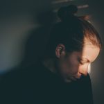 Hoe kom je van een verslaving af? vrouw met verslaving