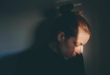 Hoe kom je van een verslaving af? vrouw met verslaving