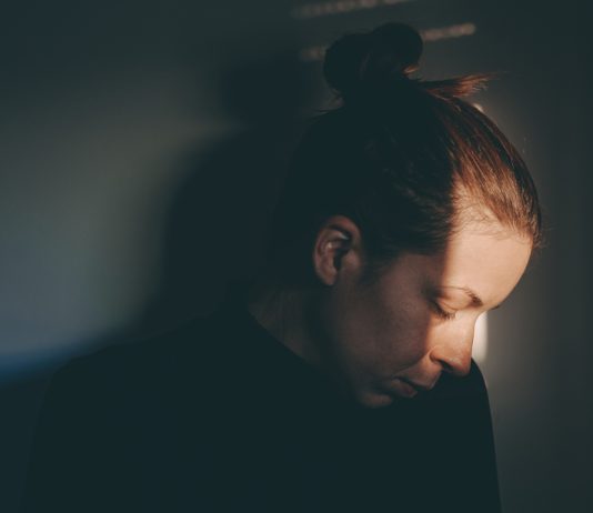 Hoe kom je van een verslaving af? vrouw met verslaving