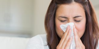 Welke gezondheidsklachten spelen in de herfst vaker op? vrouw verkouden