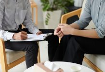 Welke zelfzorg tips bieden psychologen in Maastricht voor een gebalanceerde levensstijl? psycholoog aan het werk