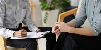 Welke zelfzorg tips bieden psychologen in Maastricht voor een gebalanceerde levensstijl? psycholoog aan het werk