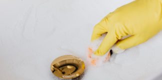 Zo belangrijk is schoonmaak voor infectiepreventie in de zorgsector hand die schoonmaakt