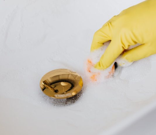 Zo belangrijk is schoonmaak voor infectiepreventie in de zorgsector hand die schoonmaakt