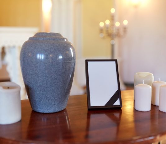 Hoe kan je afscheid nemen van een dierbare? Keramische urn afscheid