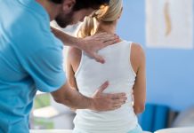 Het belang van fysiotherapie voor de mentale gezondheid Mannelijke fysiotherapeut masseert rug van vrouw