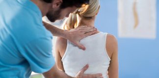 Het belang van fysiotherapie voor de mentale gezondheid Mannelijke fysiotherapeut masseert rug van vrouw