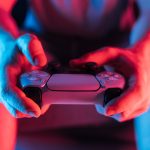 Lekker gamen is goed voor je geestelijke gezondheid Man met game controller in zijn handen