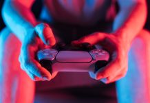 Lekker gamen is goed voor je geestelijke gezondheid Man met game controller in zijn handen