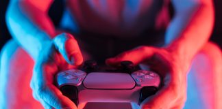 Lekker gamen is goed voor je geestelijke gezondheid Man met game controller in zijn handen