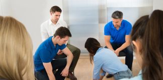 Levens redden op het werk: het belang van EHBO-trainingen voor bedrijven ehbo training