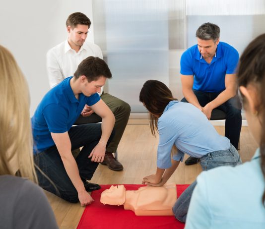 Levens redden op het werk: het belang van EHBO-trainingen voor bedrijven ehbo training
