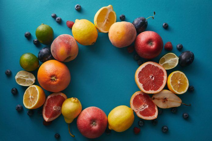 Cirkel van fruit op blauwe achtergrond