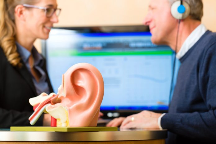 Vrouw voert gehoor test uit bij man